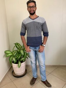 Professor Clayton, calça com "estonagem" inadequada e suéter com muita informação